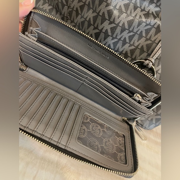 Michael Kors MK Logo Jet Set East/West Tote and Wallet set - Picture 7 of 7